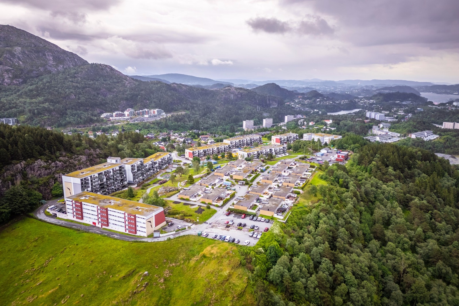 Borettslagets eiendom er omringet av velholdte grøntarealer Galleribilde