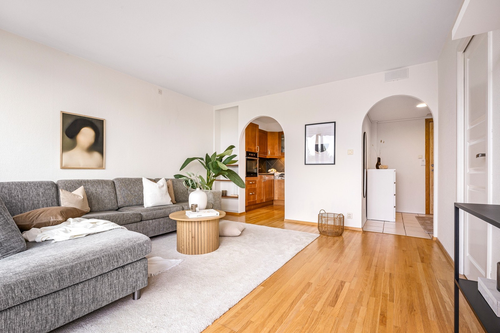 Gulvet er belagt med laminat og veggene er holdt i hvitt Galleribilde