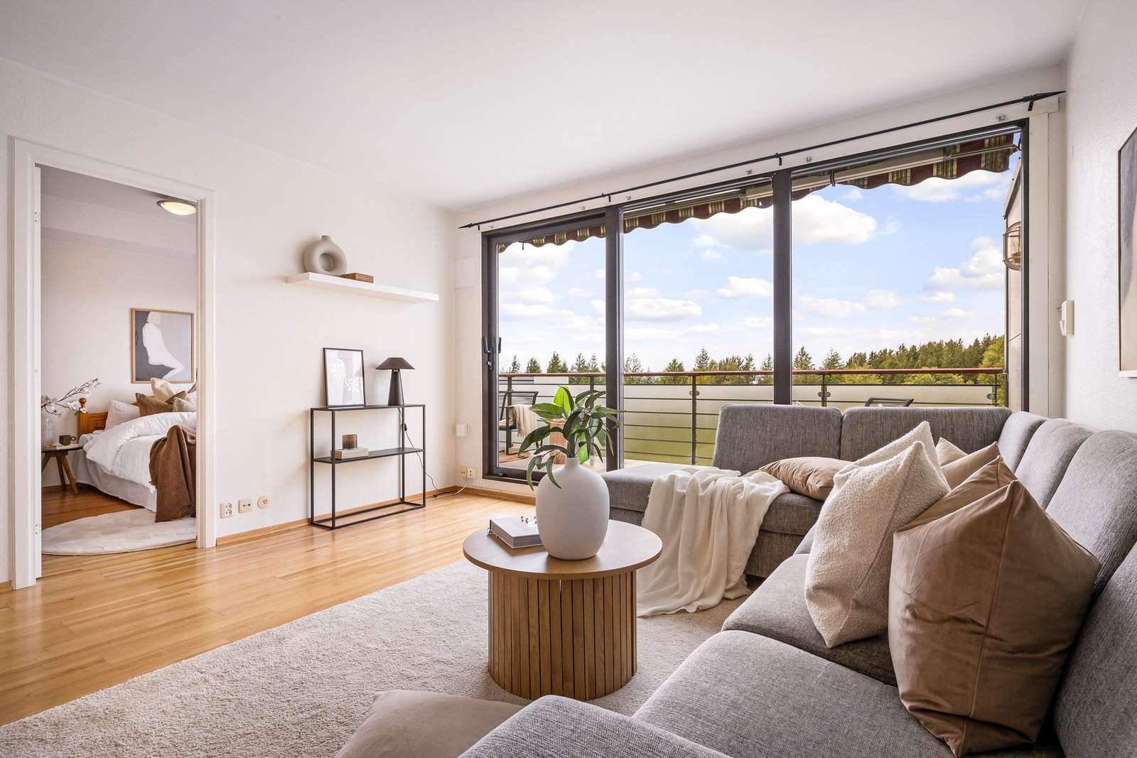 De store vindusflatene fyller rommet med naturlig lys Galleribilde