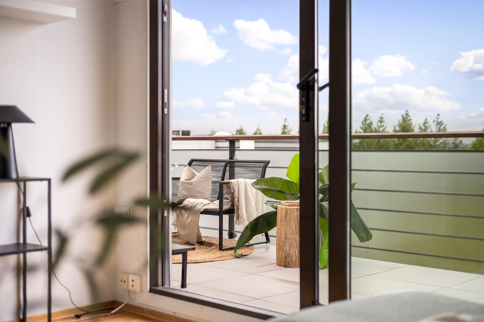 Fra stuen har du utgang til den vestvendte altanen Galleribilde