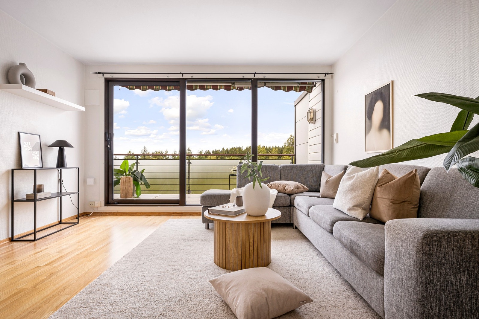 Leiligheten har en lys og romslig stue som måler 16 kvm Galleribilde