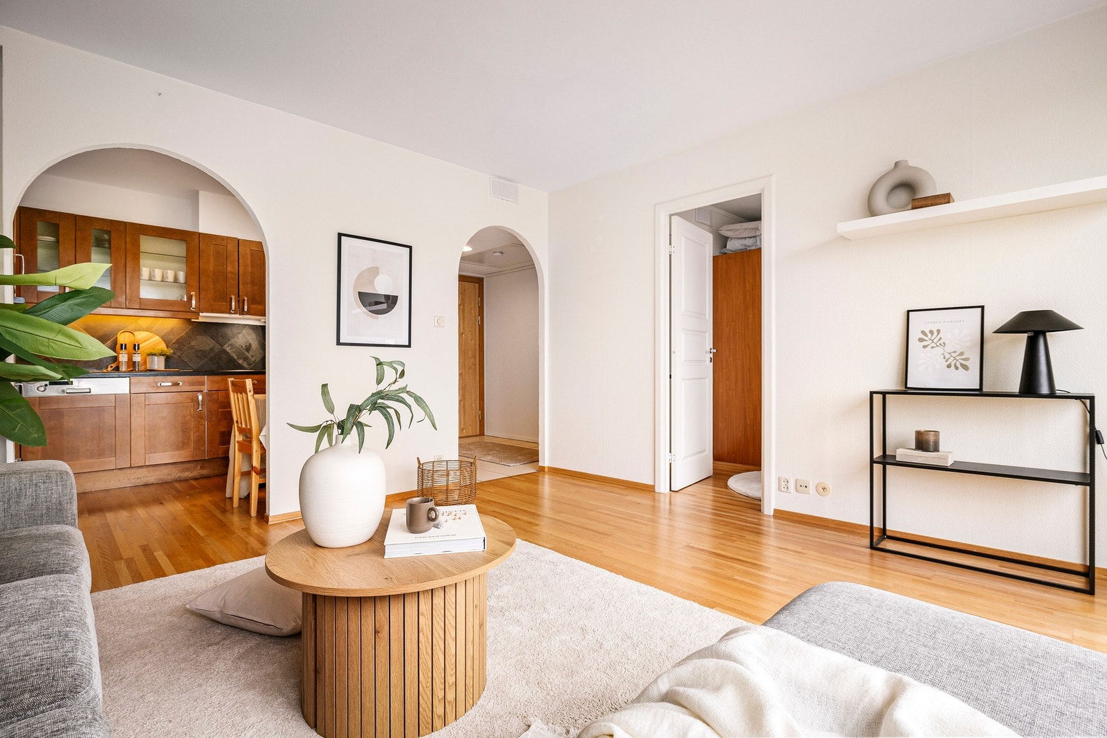 Fra stuen har du adkomst til entré, kjøkken og soverom Galleribilde