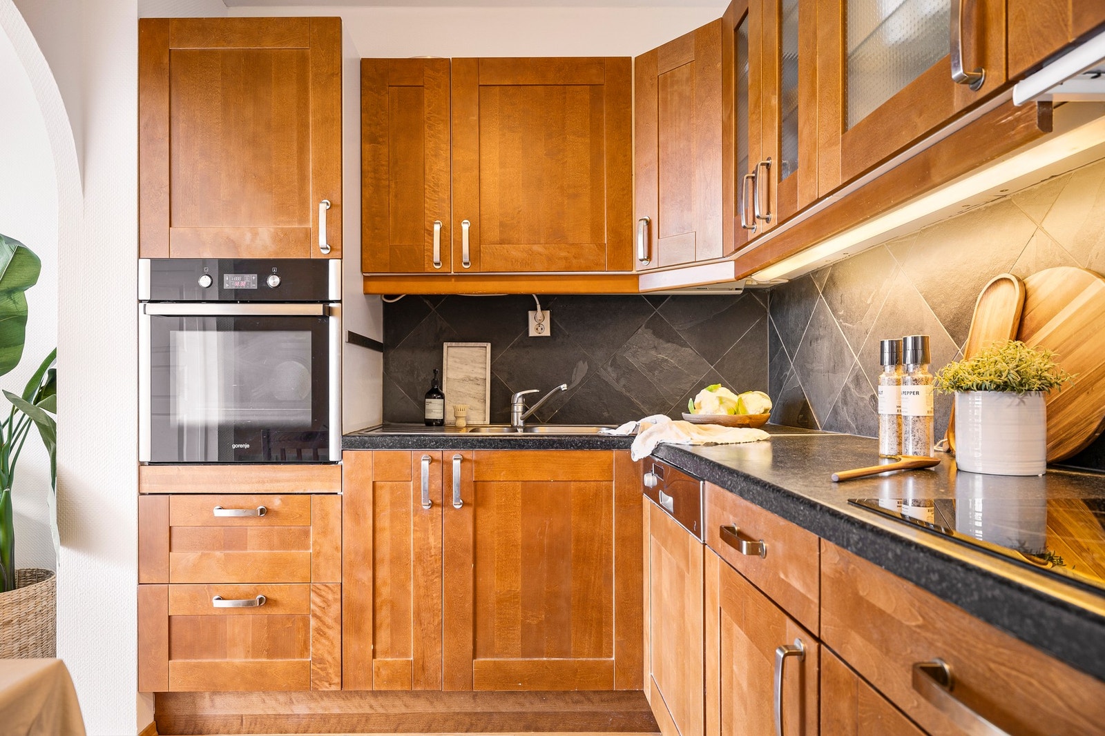 Innredningen har profilerte fronter og benkeplate av laminat Galleribilde