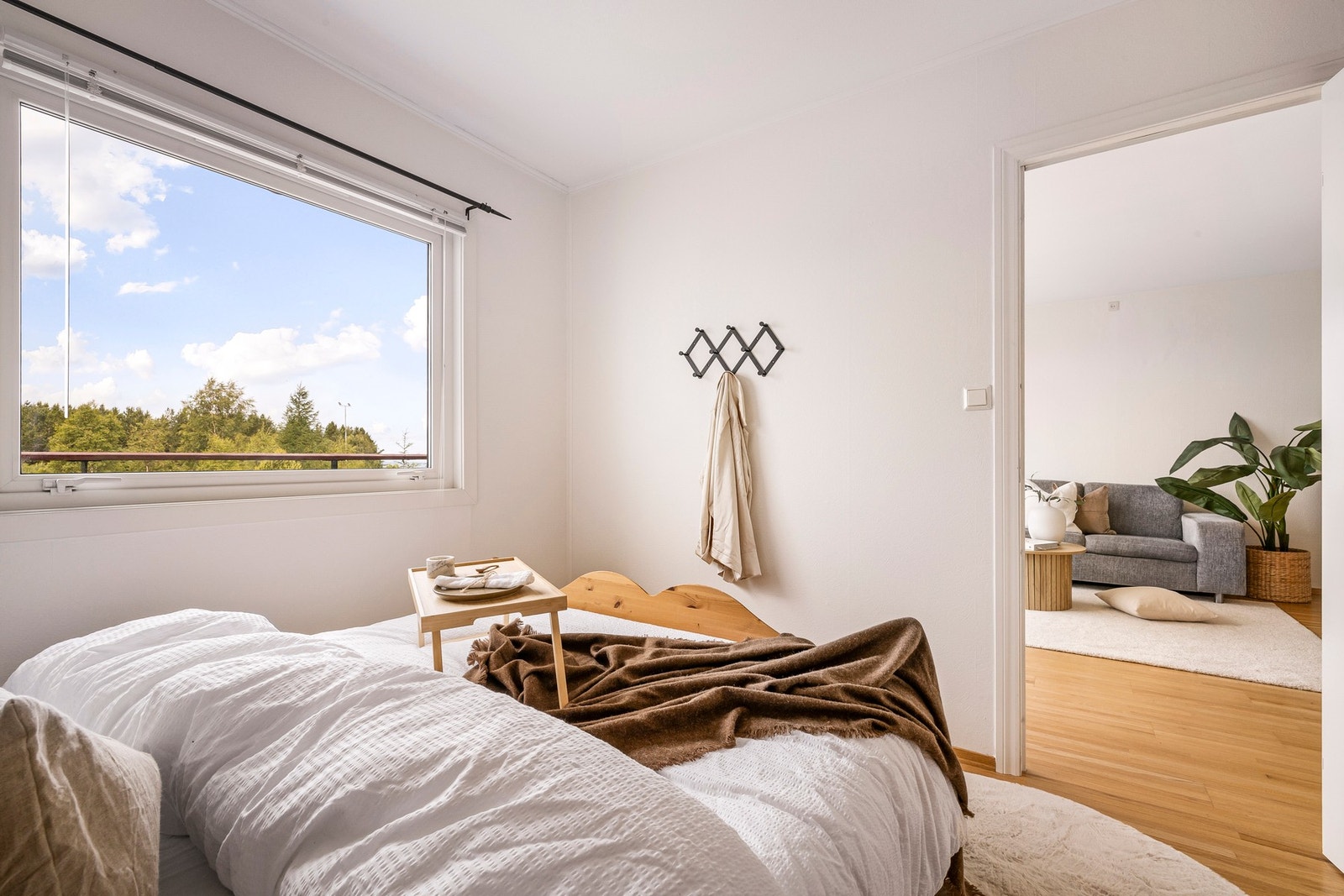 Det gode vinduet gir rommet et rikt lysinnslipp Galleribilde