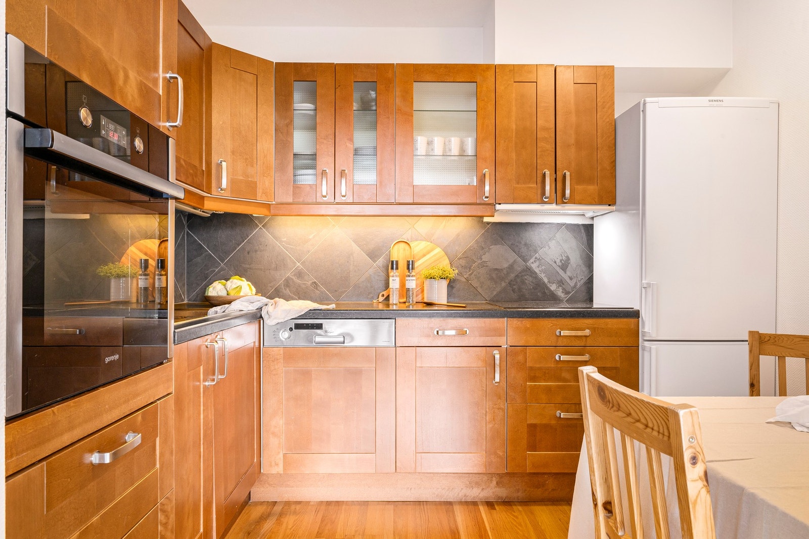 Kjøkkenets utforming gir deg godt med oppbevaringsplass Galleribilde