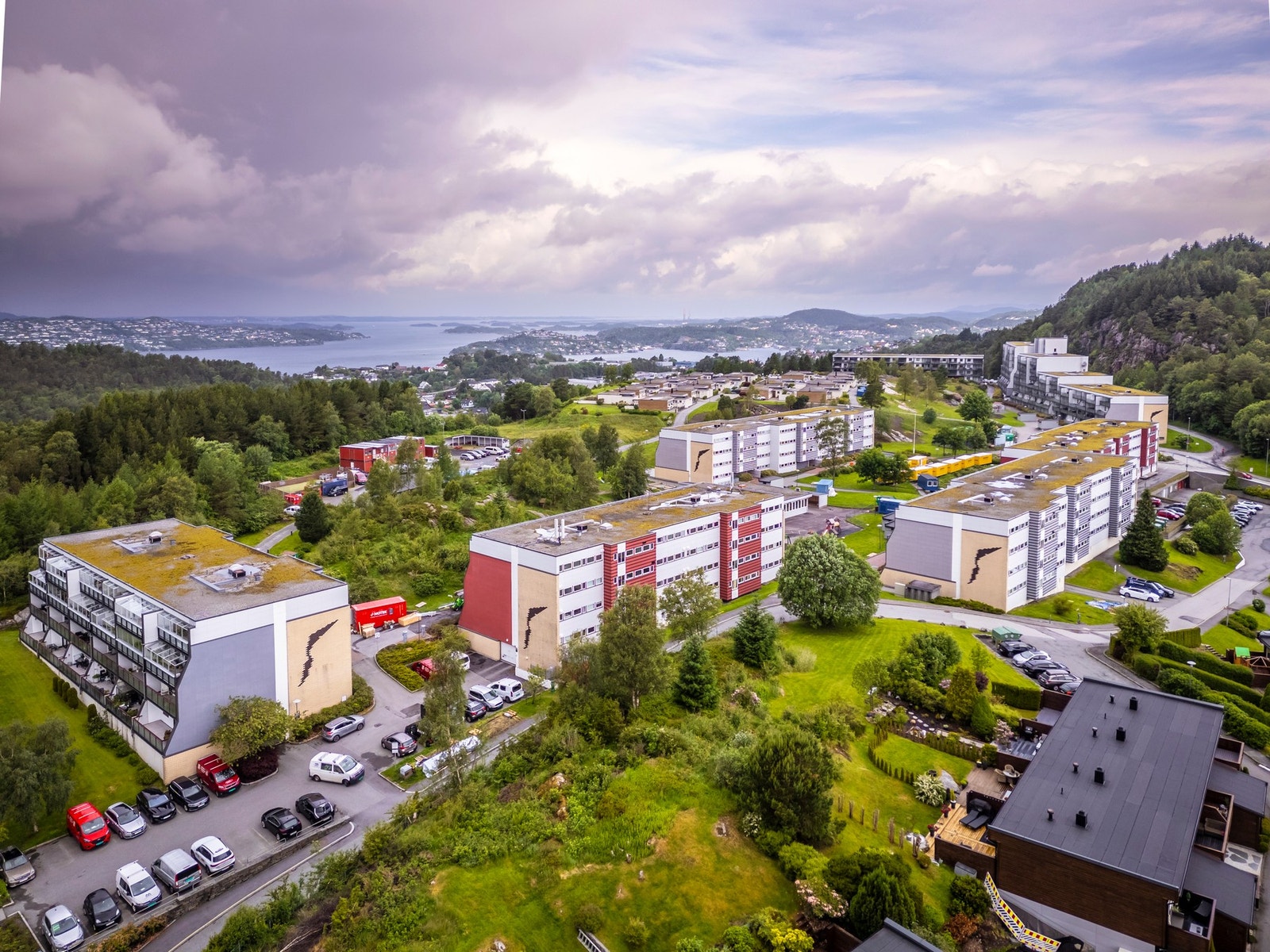 I nærområdet finner du blant annet Joker Brønndalen, fysioterapeut og barnehage Galleribilde