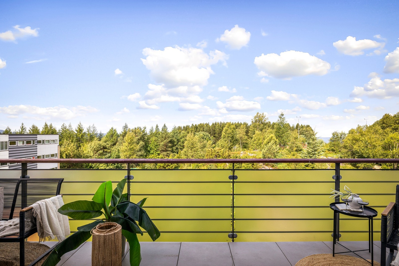 Fra altanen har du utsikt mot grøntområder Galleribilde