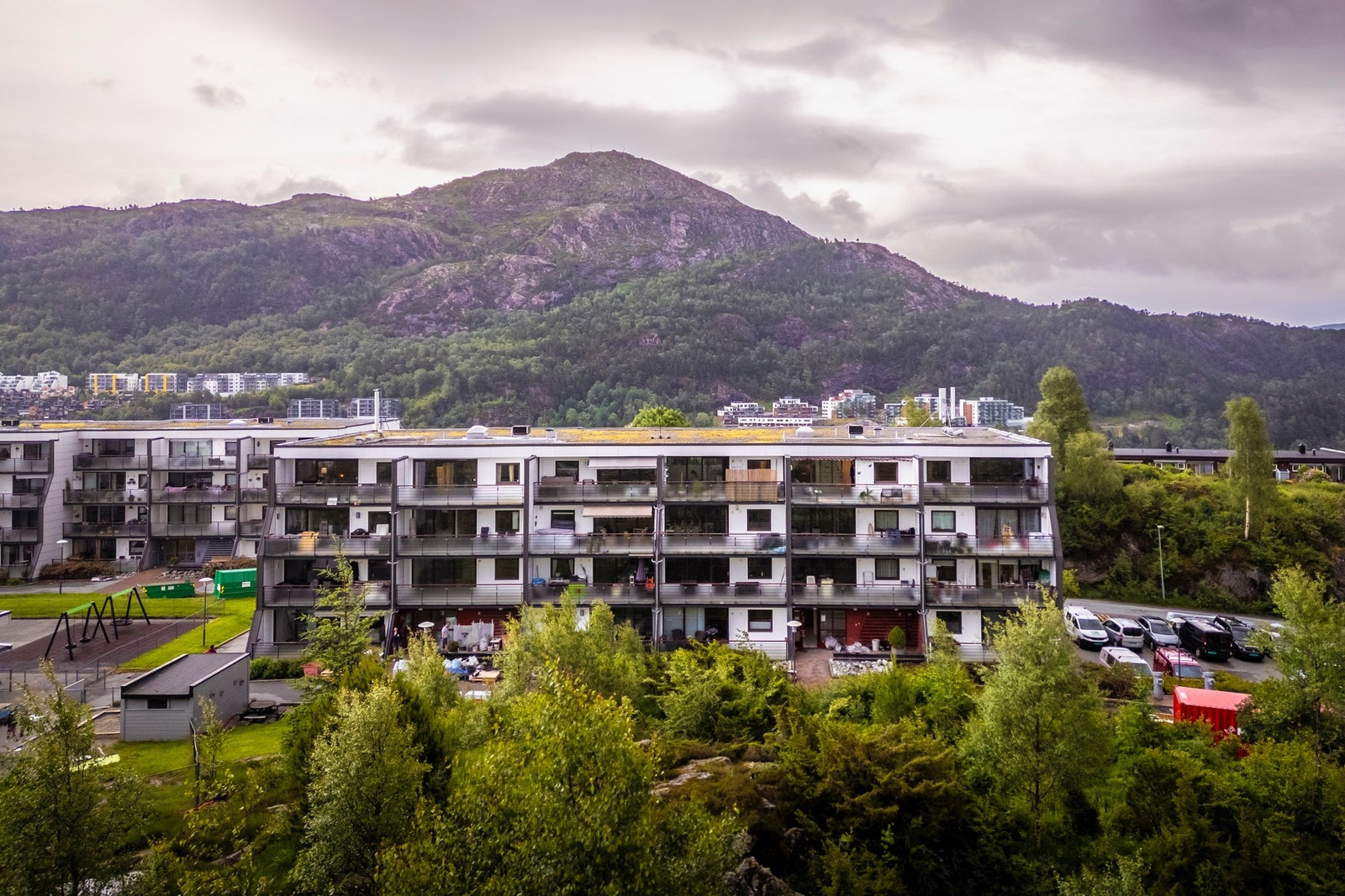 Leiligheten har tilhørende garasjeplass og ekstern bod i kjeller Galleribilde