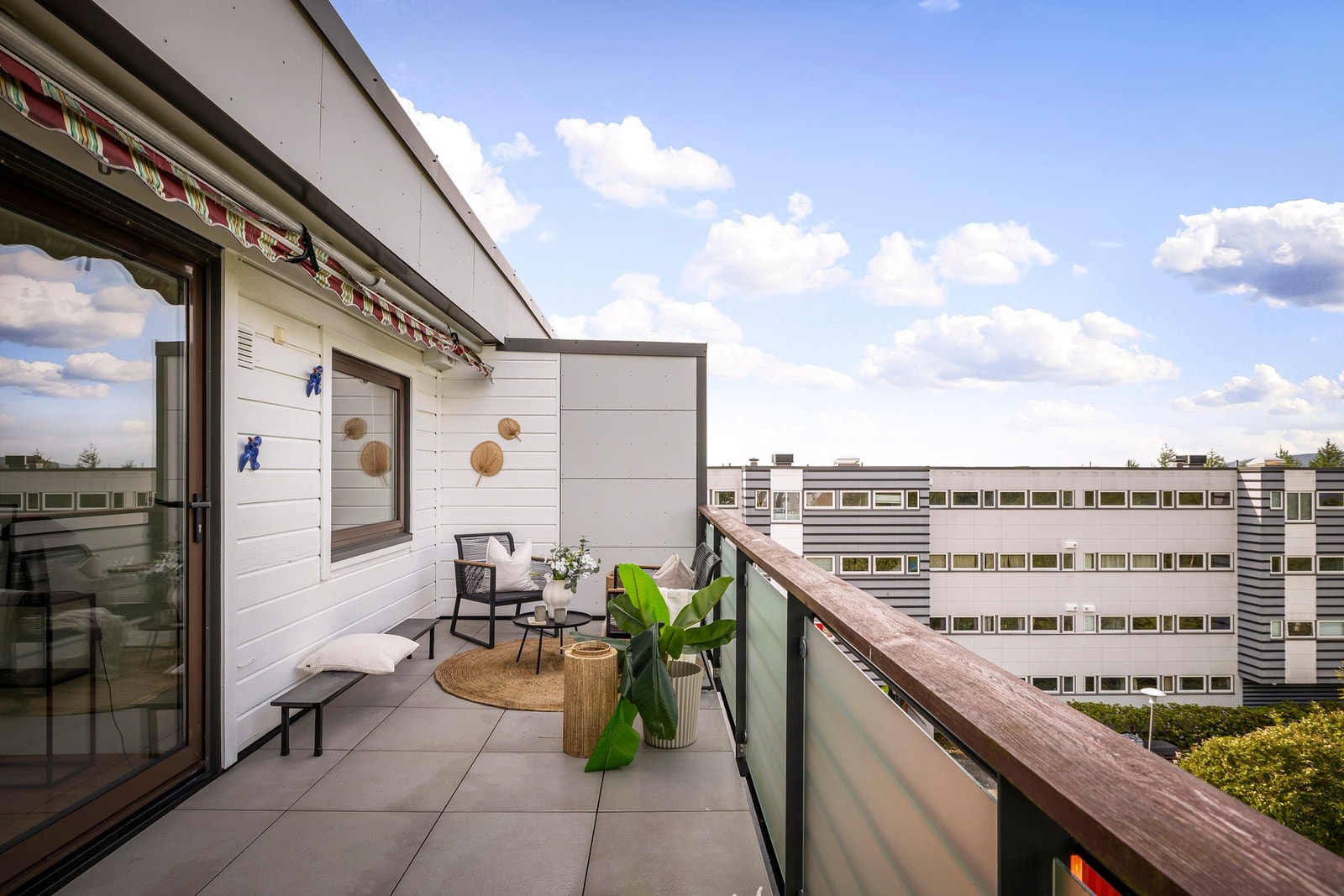 Altanen har fliser på gulv og måler 16 kvm Galleribilde