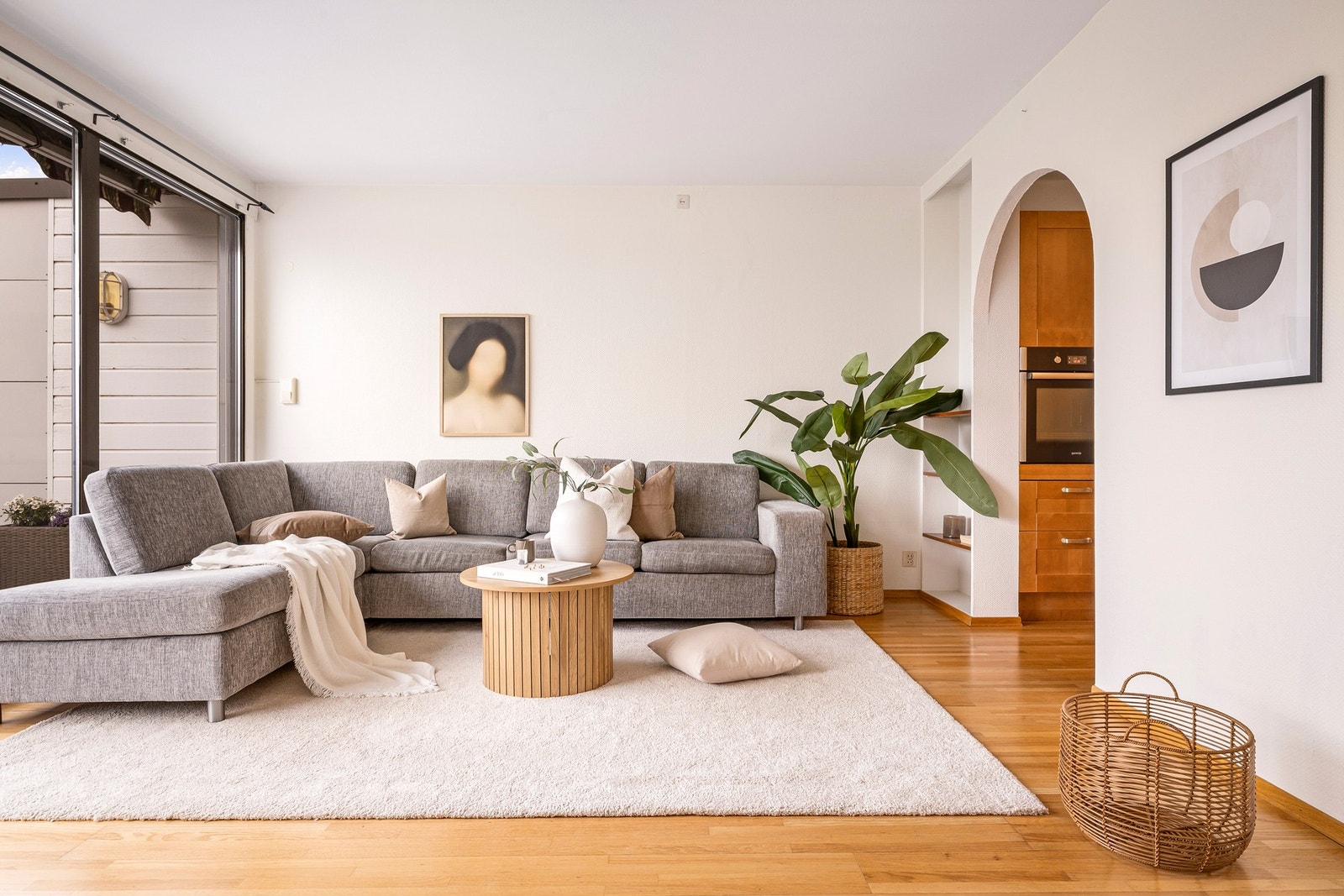 Stuen kan enkelt innredes med sofa av ønsket størrelse, sofabord og annet passende møblement Galleribilde