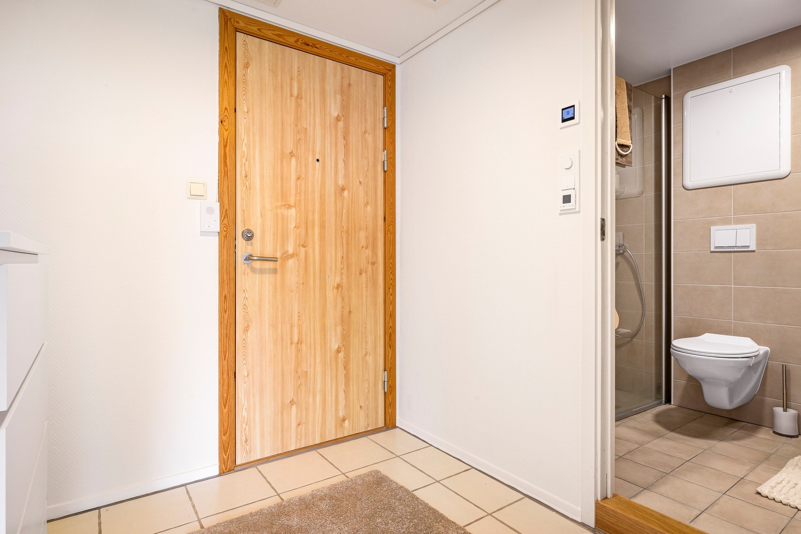 Fra entreen har du adkomst til badet Galleribilde