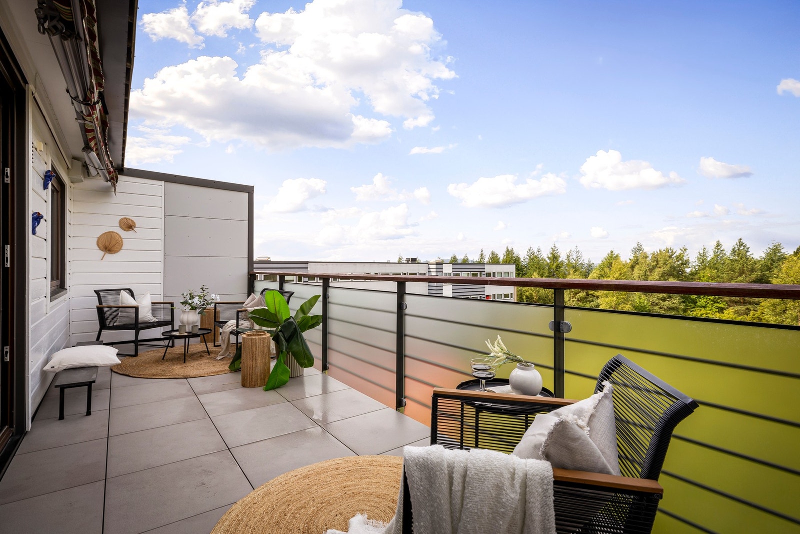 Altanens størrelse gir god plass til utemøbler og planter Galleribilde