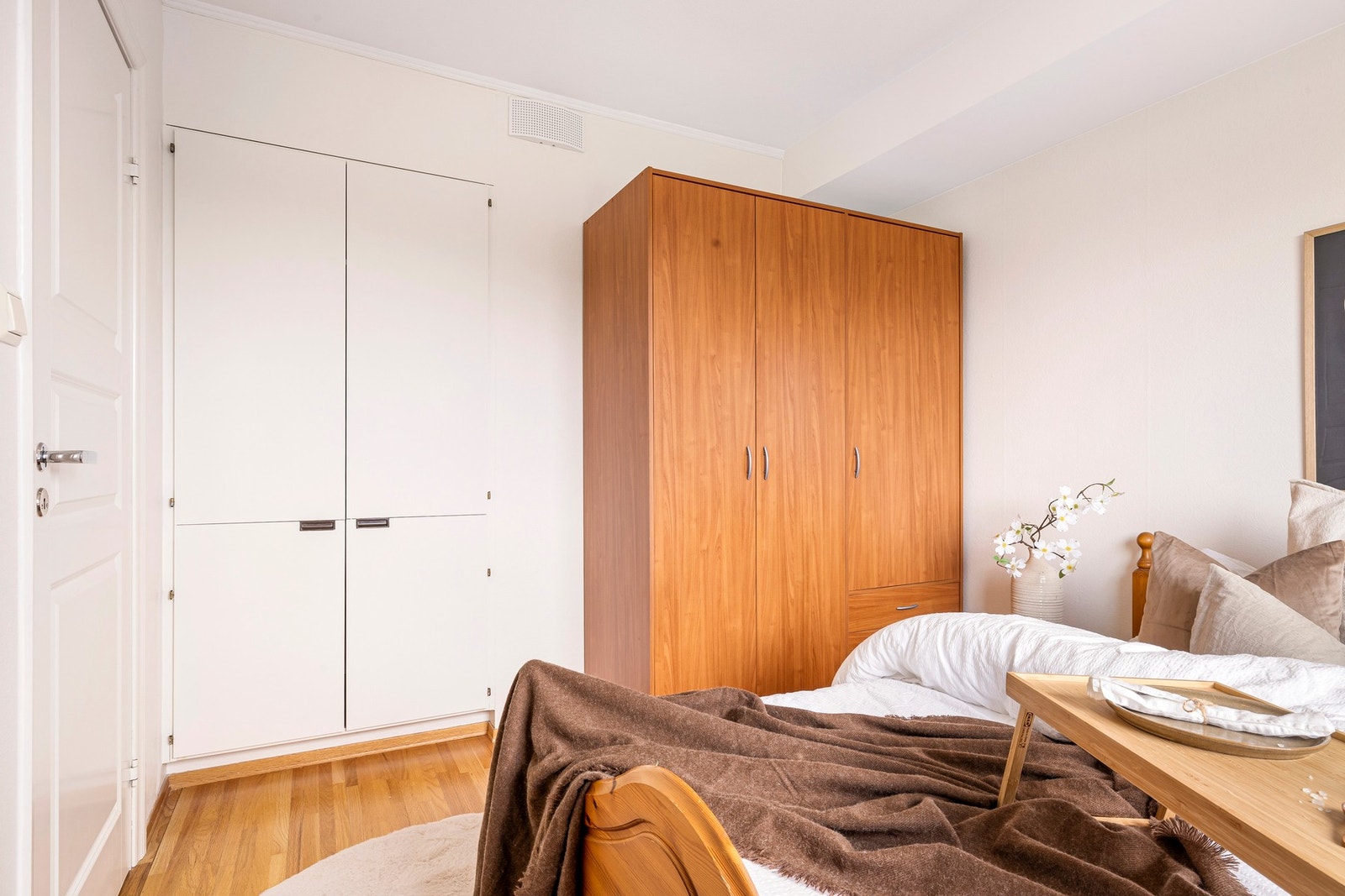 Innred med seng av ønsket størrelse, nattbord og garderobeløsning Galleribilde