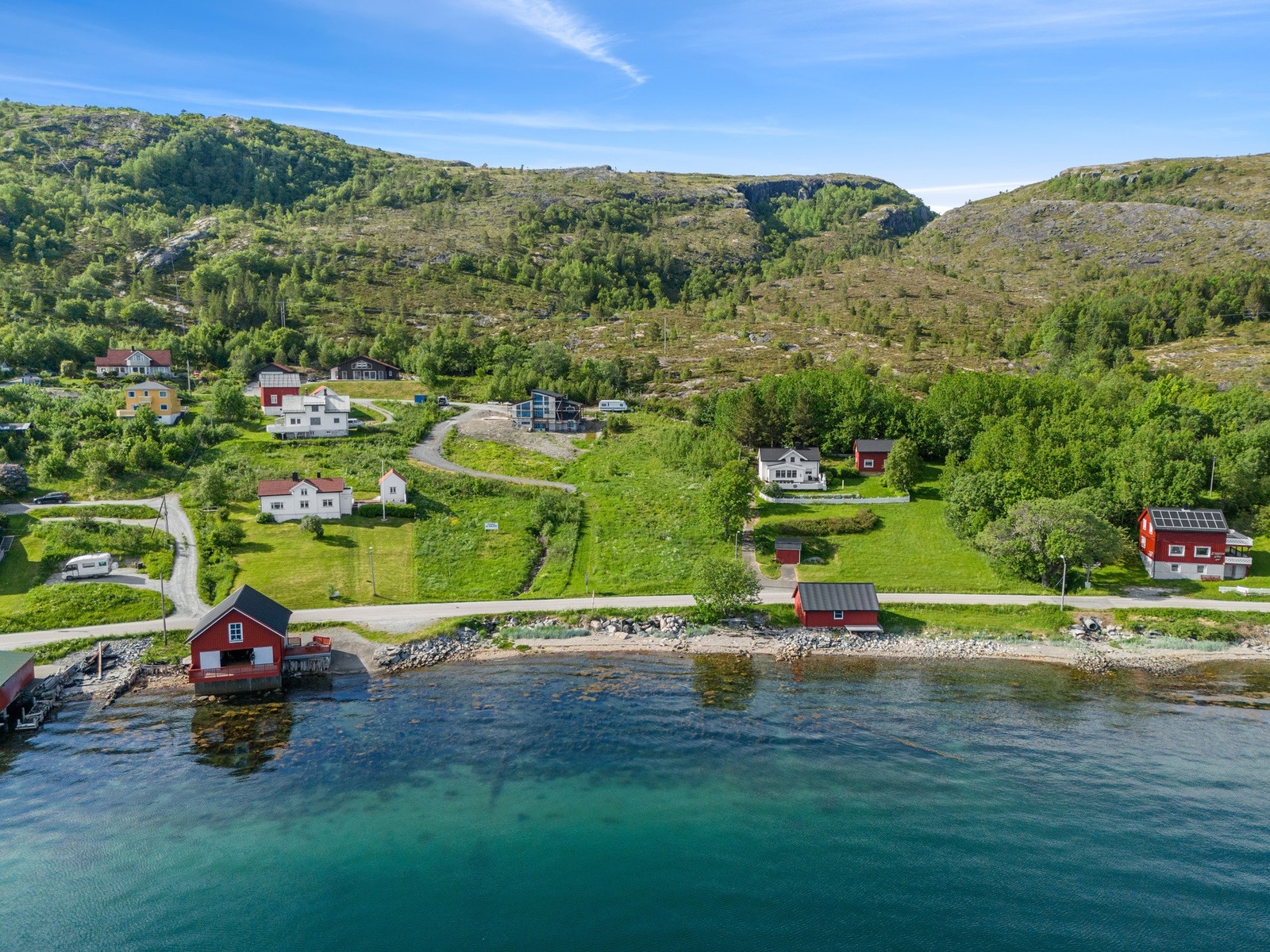 Velkommen til Stokkøya og disse flotte tomtene. Tomtene ligger meget fint til like ved sjøen med fantastisk panorama over sjøen og svært gode solforhold. Galleribilde