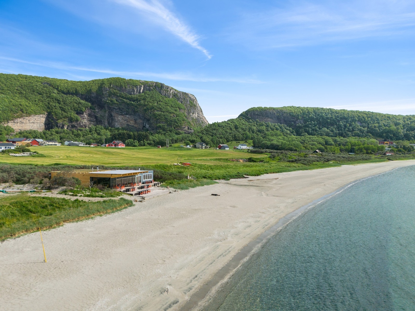 Den populære strandbaren ligger kun ca. 4,7 km fra tomtene. Galleribilde