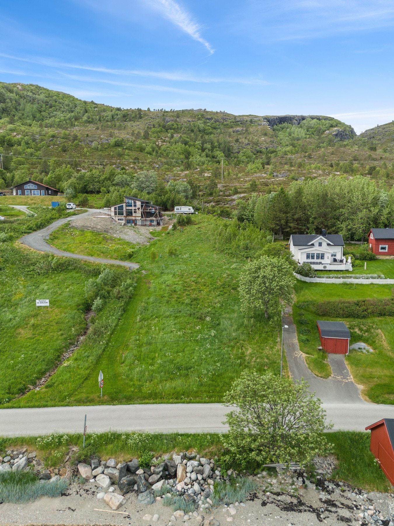 Tomtene har kort avstand til badestrand. Galleribilde