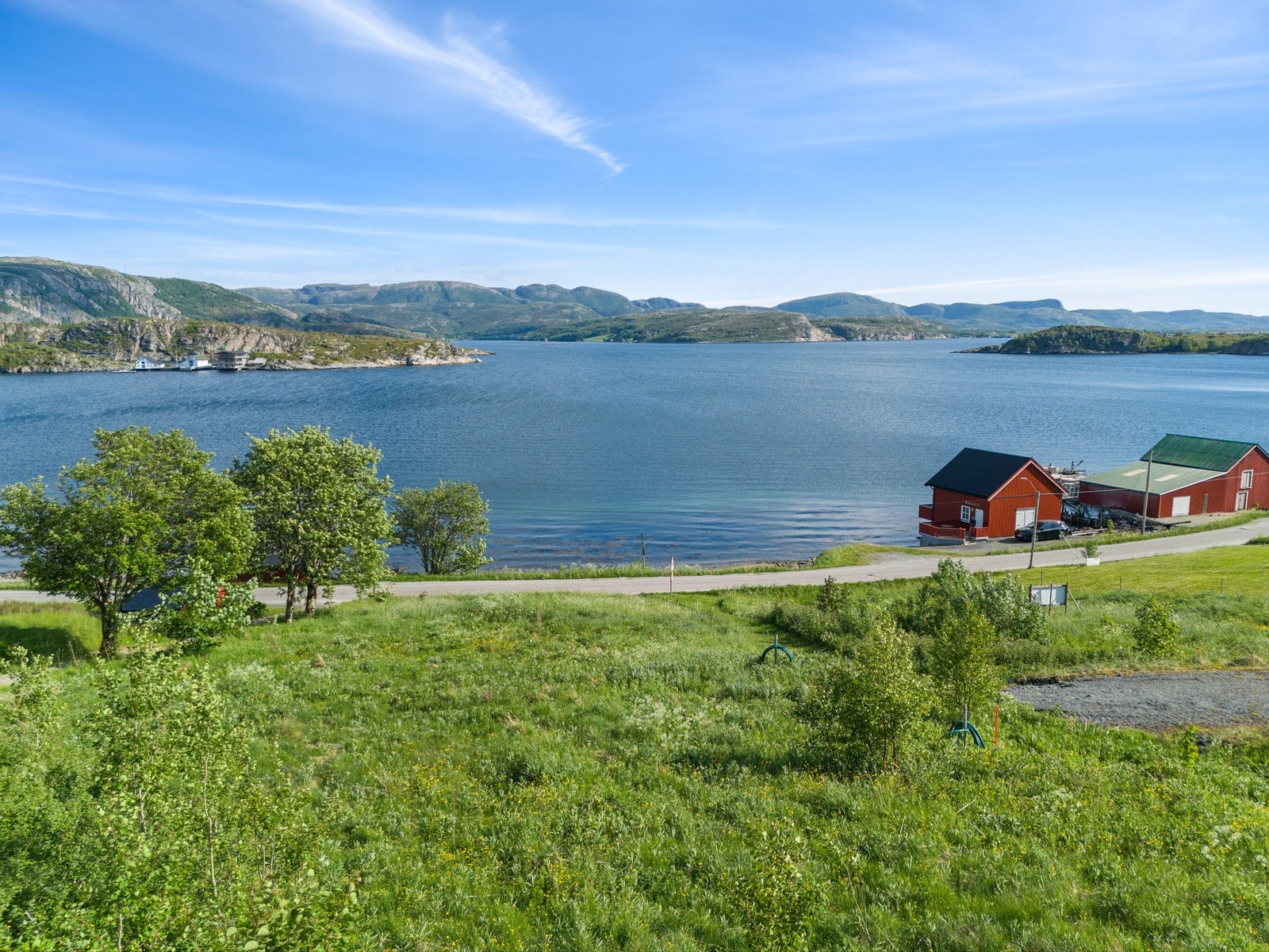 Fantastisk utsikt fra tomtene. Her har du også svært gode solforhold. Galleribilde