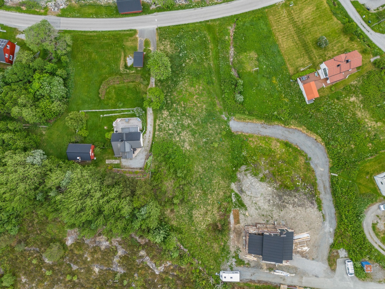 Romslige tomter på ca. 715 -722 kvm. Det er lagt vann/avløp og strøm til tomtegrense. Det er mulig å koble seg på fiber som ligger like ved. Galleribilde