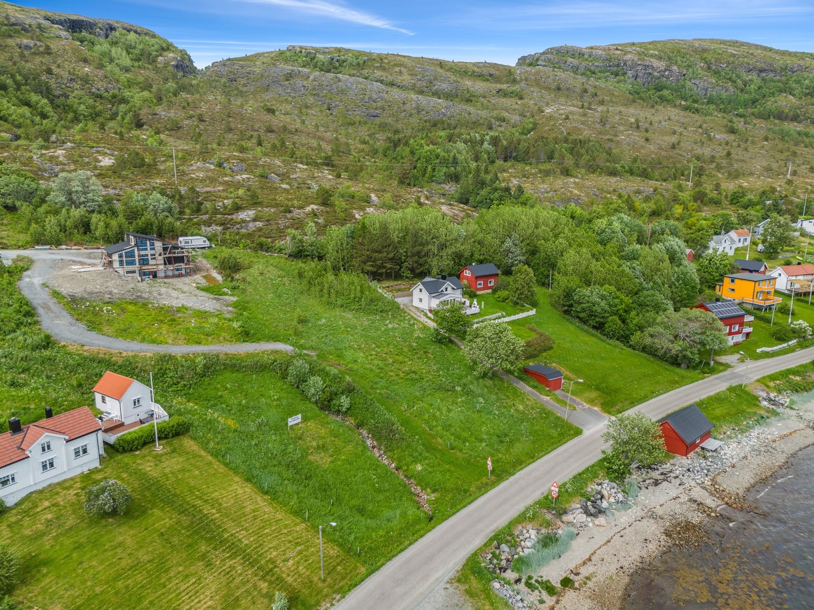 Tomtene ligger kun ca. 1 time og 15 min fra Rørvik ferjeleie. Galleribilde