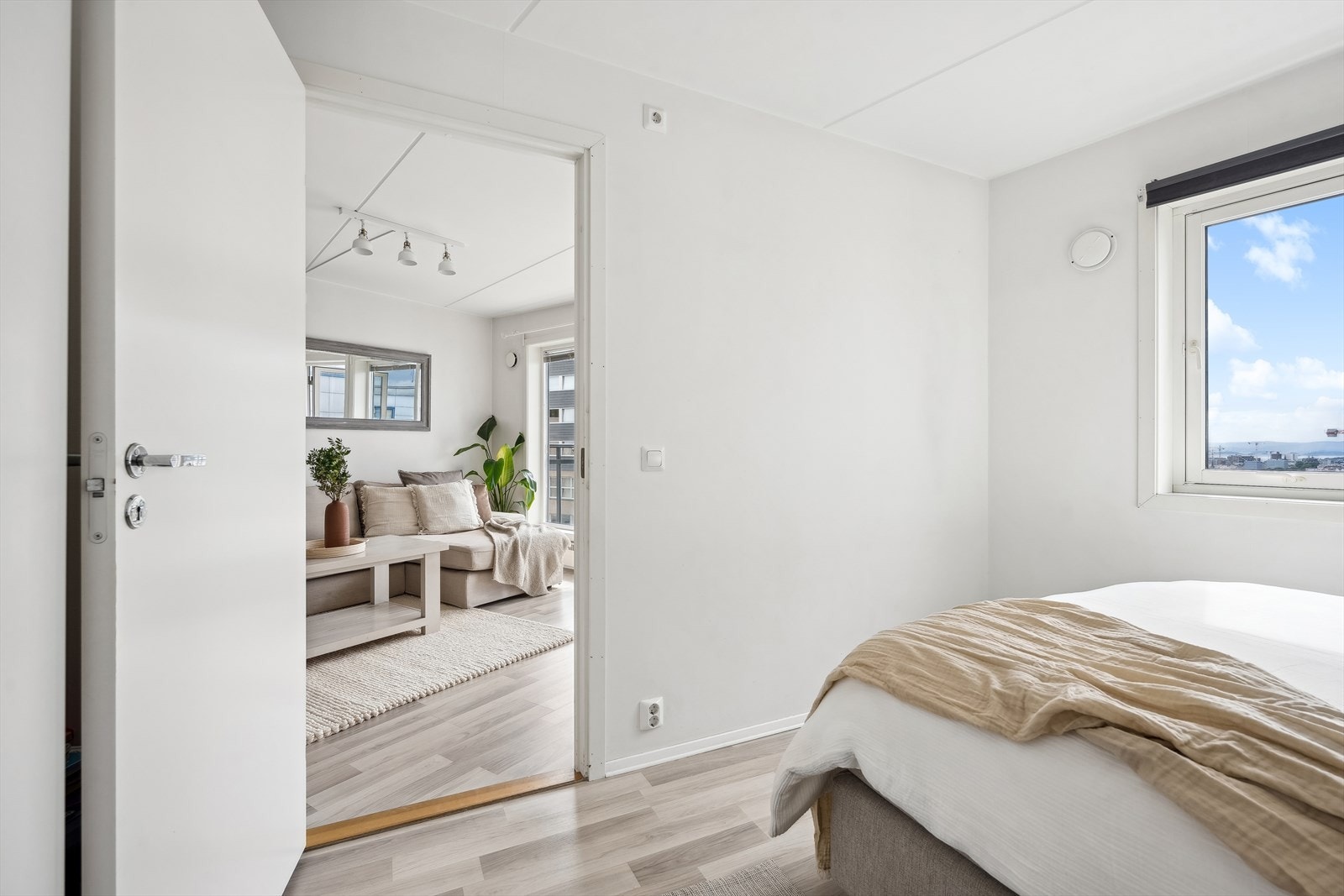 Leiligheten har et stort soverom som gir plass til seng, nattbord og kommode. Galleribilde