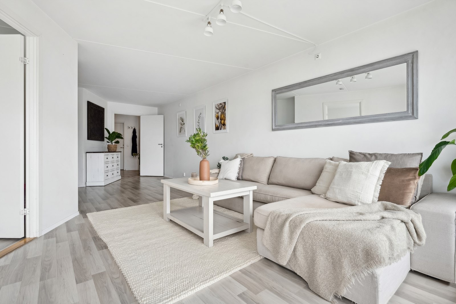 Praktisk designet stue som gir plass til sofamøblement. Galleribilde