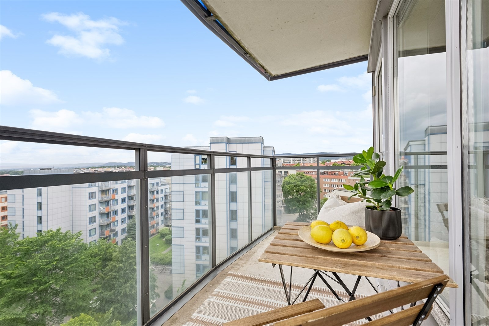 Leiligheten har gode solforhold der du har sol fra ca. 10:00-22:00 på sommerstid. Galleribilde