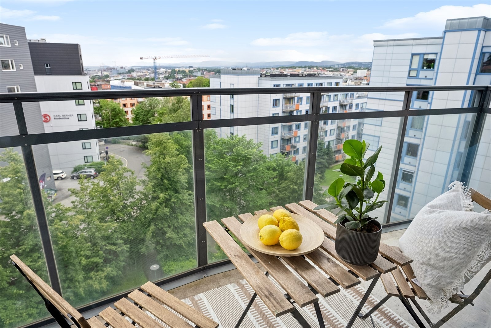Fra leiligheten er det kort avstand til sentrum og alt du trenger av fasiliteter. Galleribilde