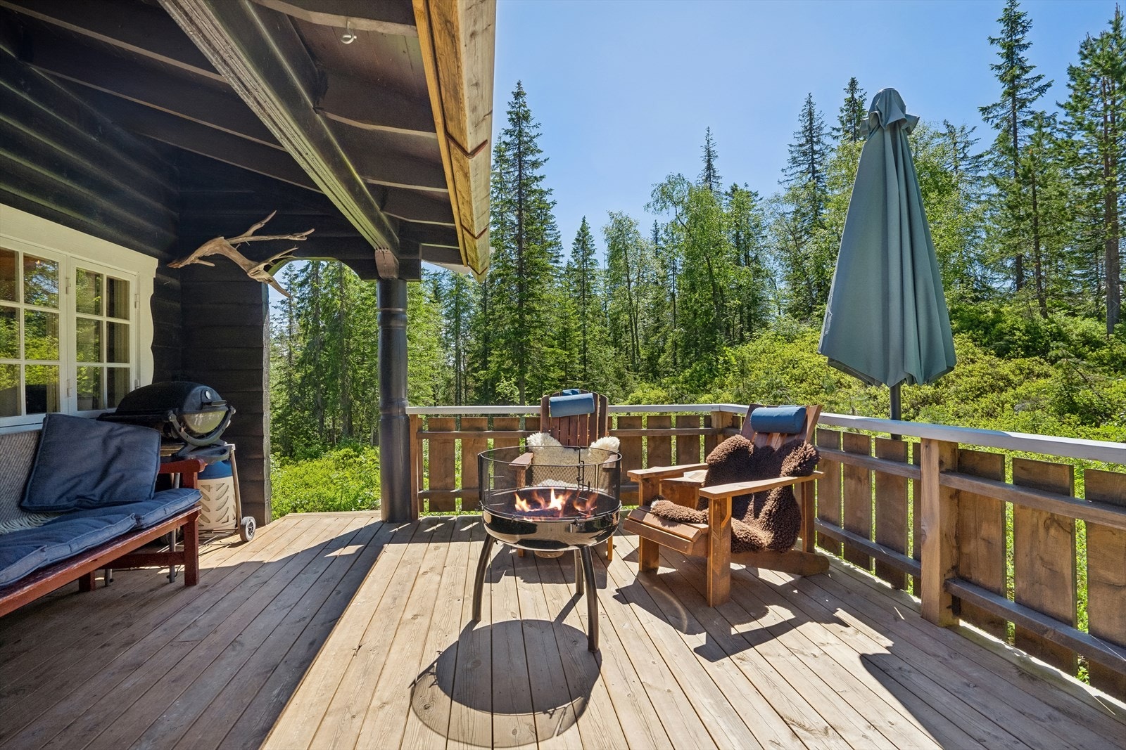 Terrassen er romslig og her er det plass til hele familien Galleribilde