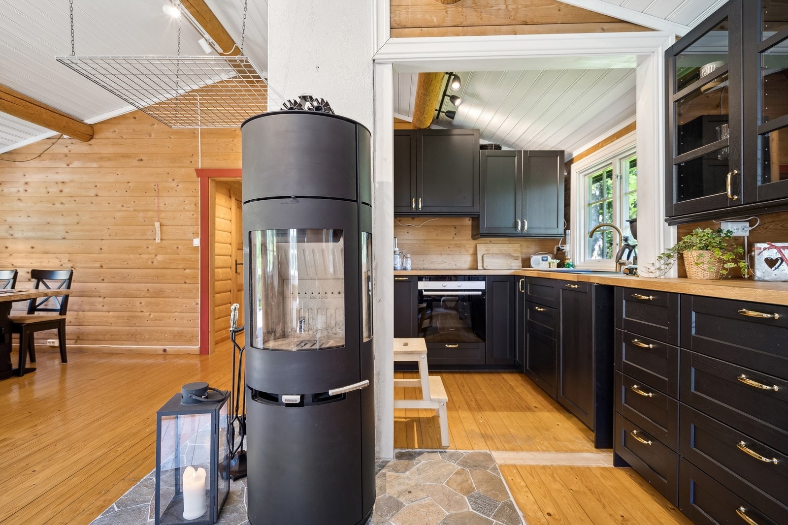 Det er vel nesten obligatorisk med peis, men gud som man koser seg på de kalde dagene Galleribilde