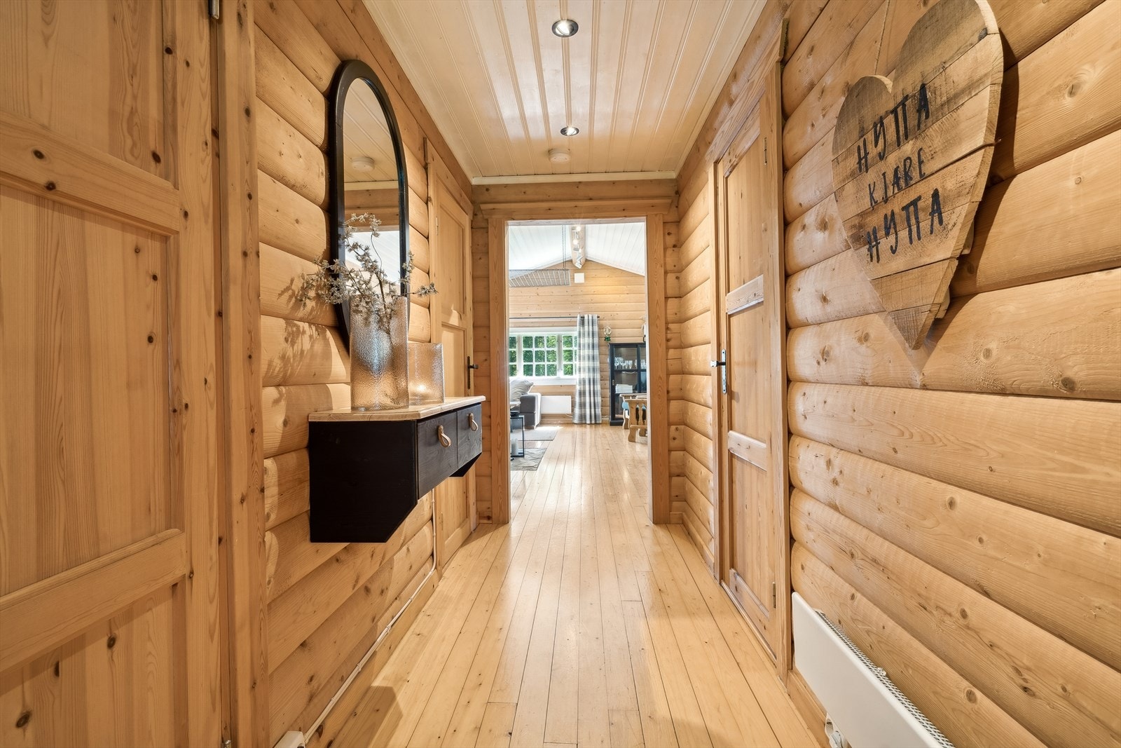 Gangen leder gjennom hele hytta, til høyre to soverom, til venstre soverom og bad Galleribilde