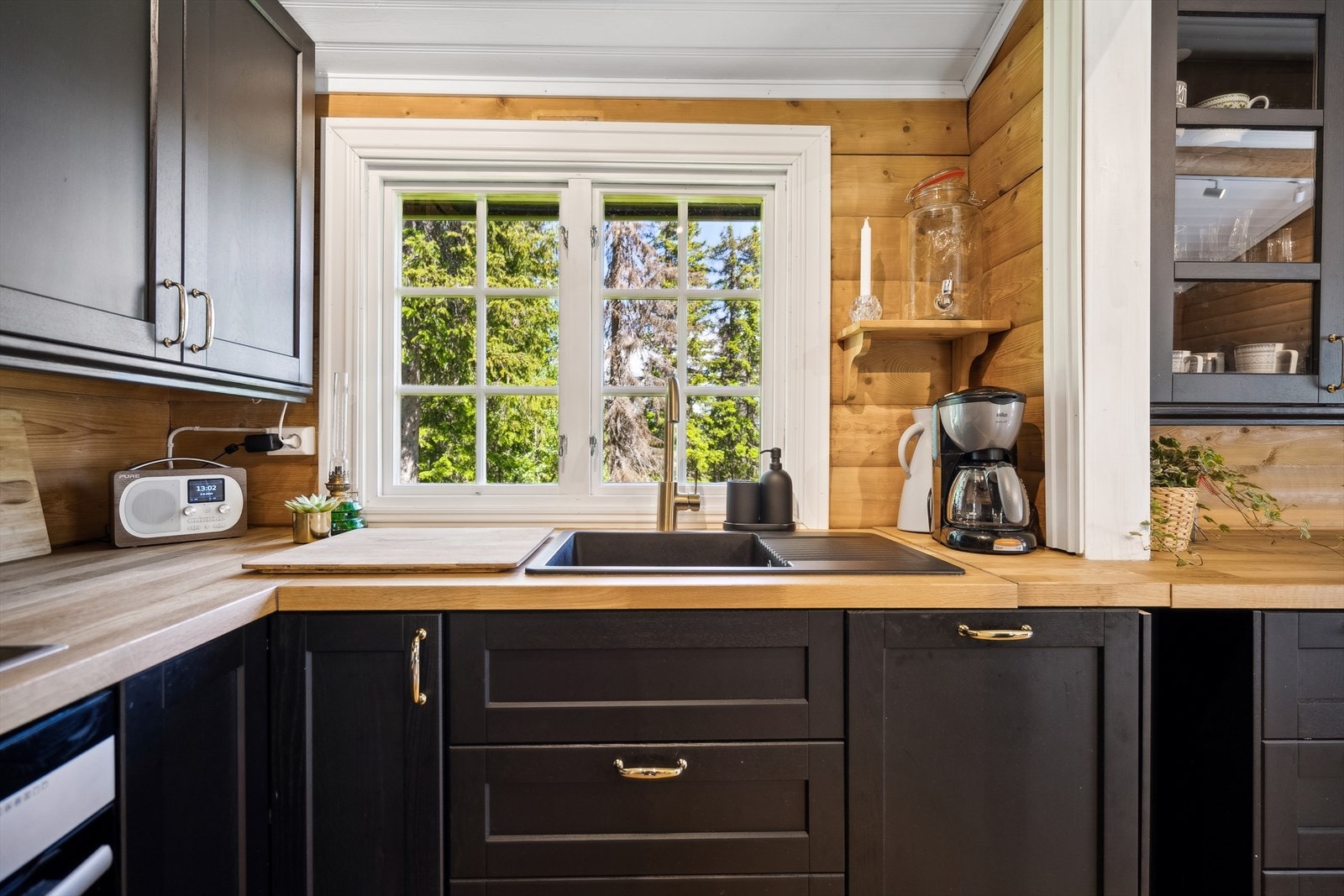 Sort kjøkken er veldig behagelig og gir et deilig uttrykk Galleribilde