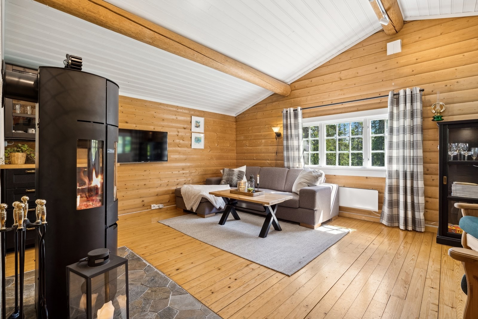 Godt om plass til både spisestue og sofagruppe Galleribilde