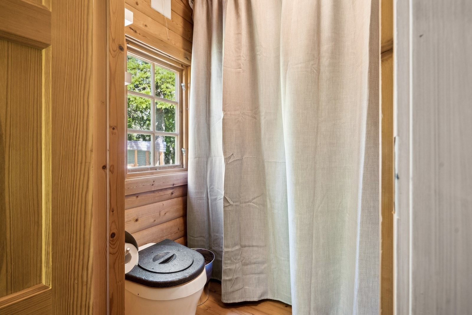 Toalett i gangen Galleribilde