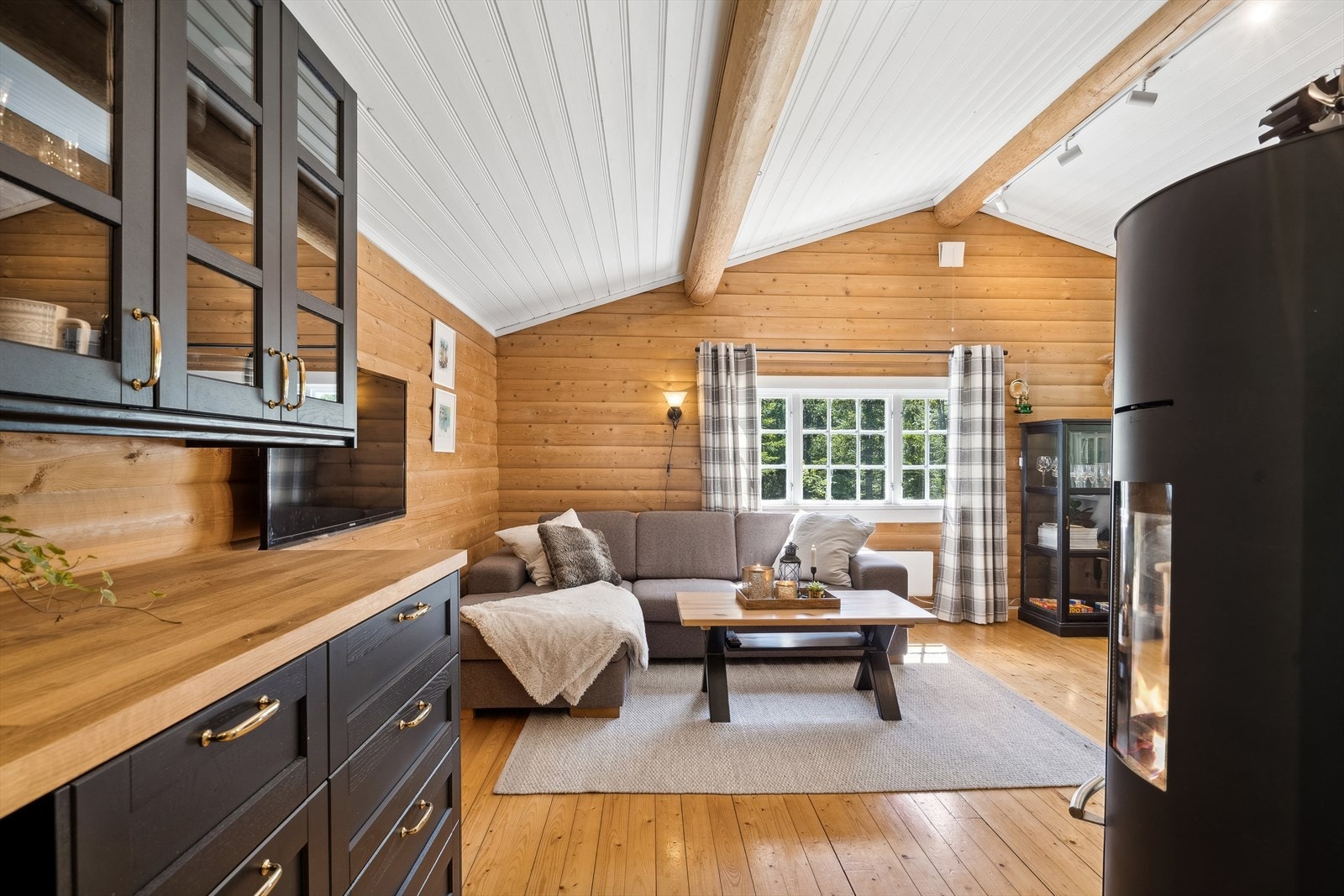 Den åpne løsningen gir en god flyt i hytta Galleribilde