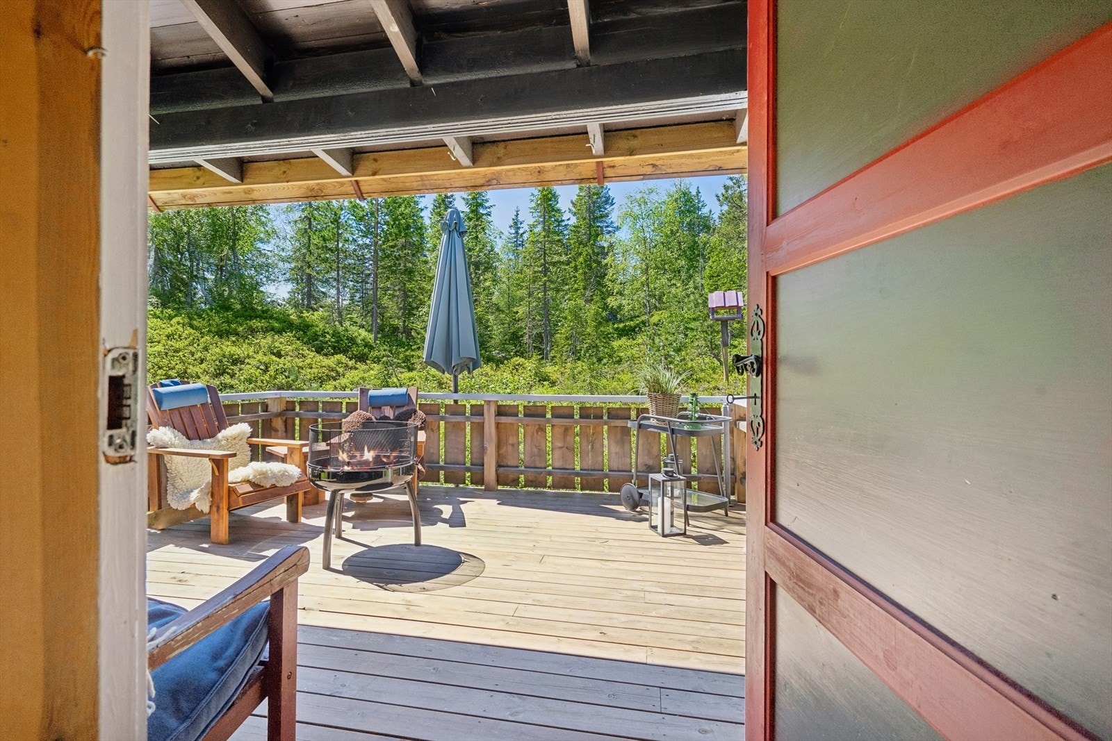 Terrassen har godt om plass og her kan de små lage pinnebrød og pølser Galleribilde