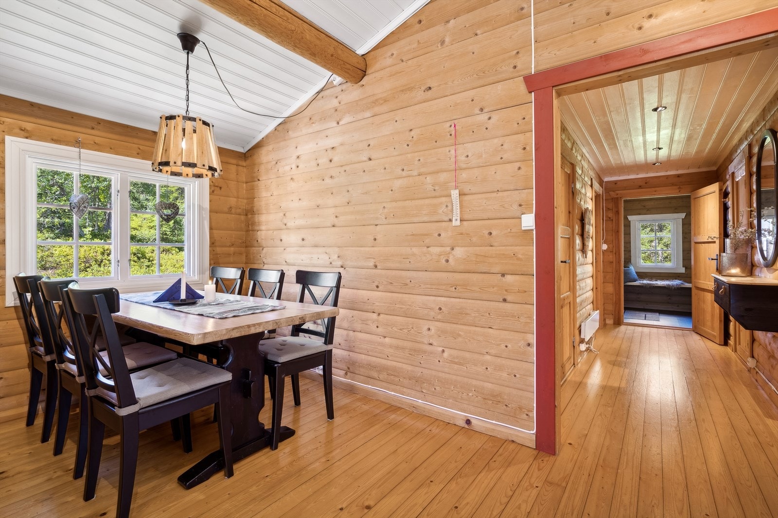 Spisestue med plass til hele familien Galleribilde