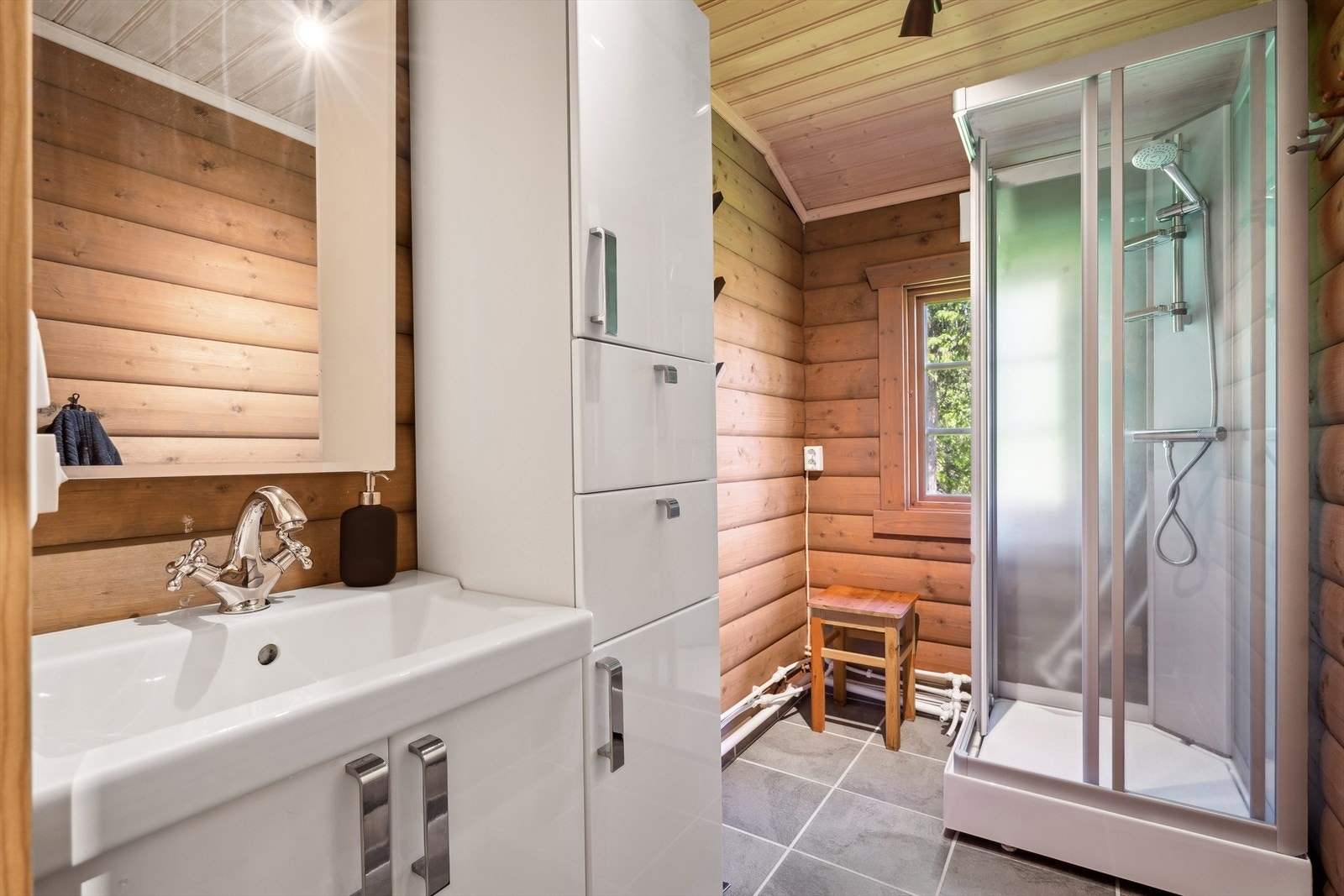 Typisk hyttebad med grei størrelse Galleribilde