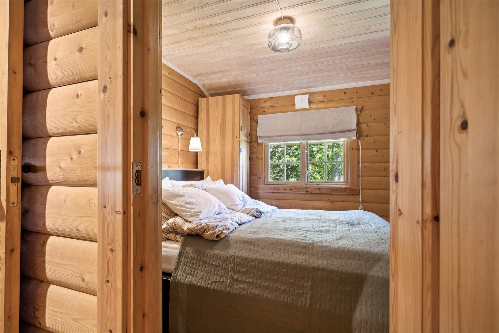 Soverom 1 er romslig og plass til en dobbeltseng Galleribilde