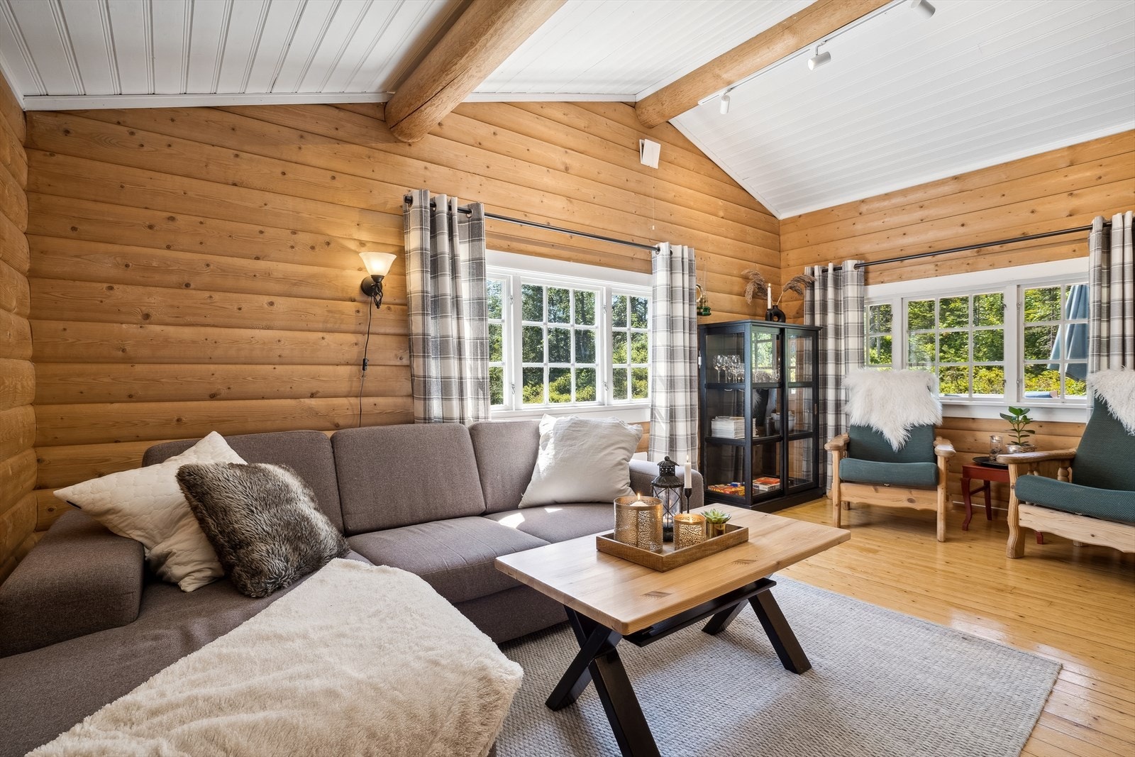 Tenk deg fredagskveld med noe godt i glasset å la roen komme til deg Galleribilde