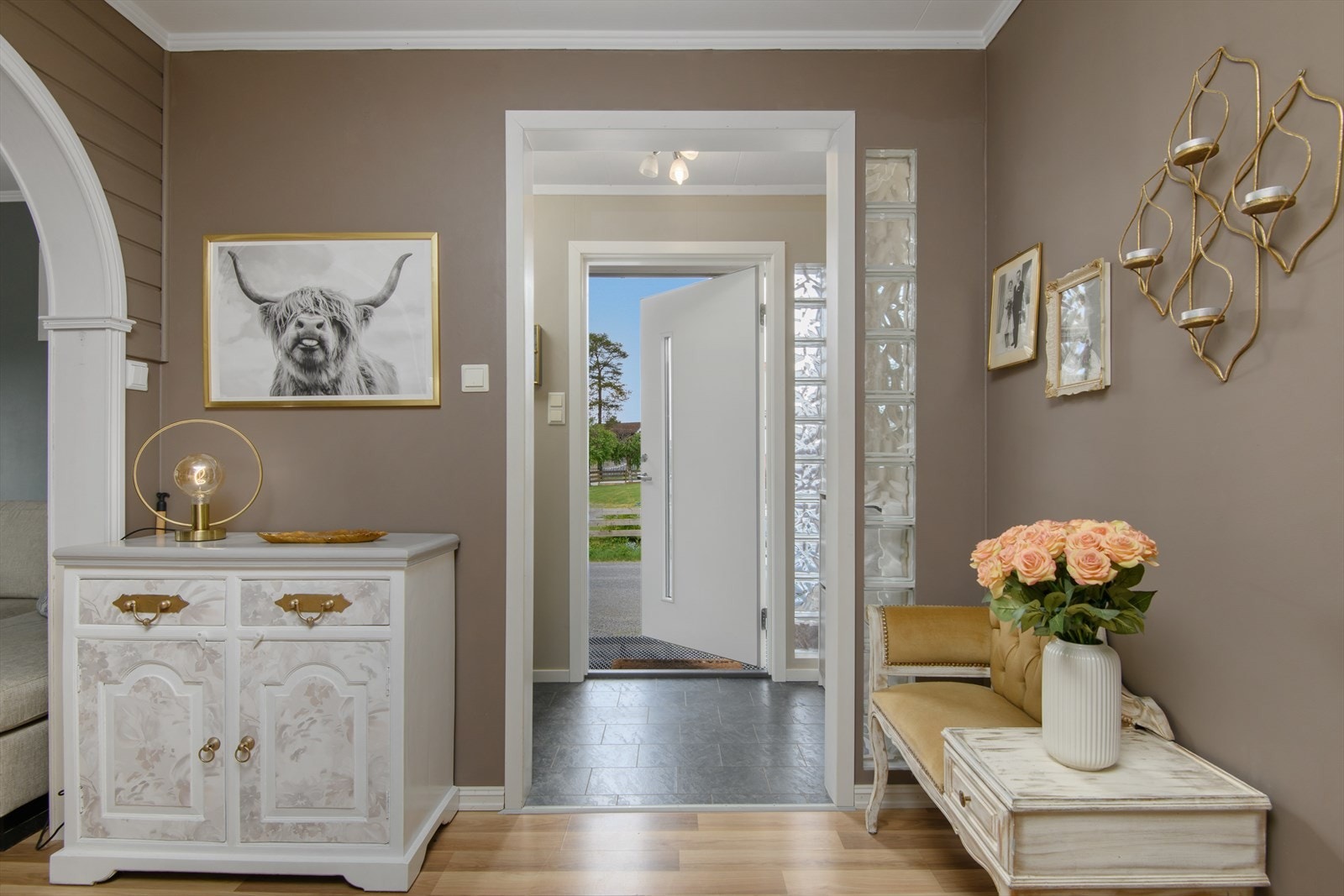 Flislagt yttergang. Galleribilde