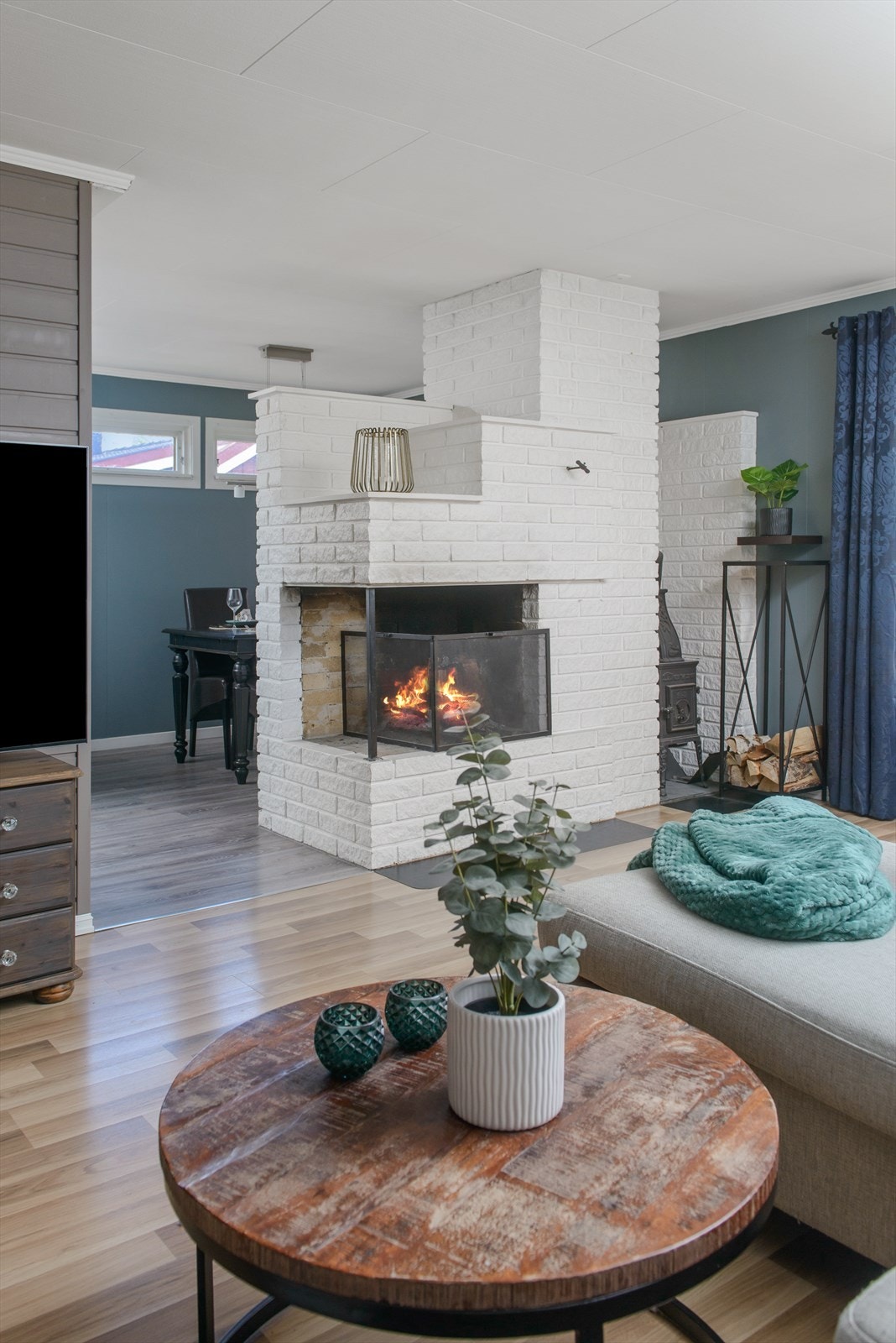 Stor og åpen peis, i tillegg til en varmepumpe i hver etasje. Galleribilde