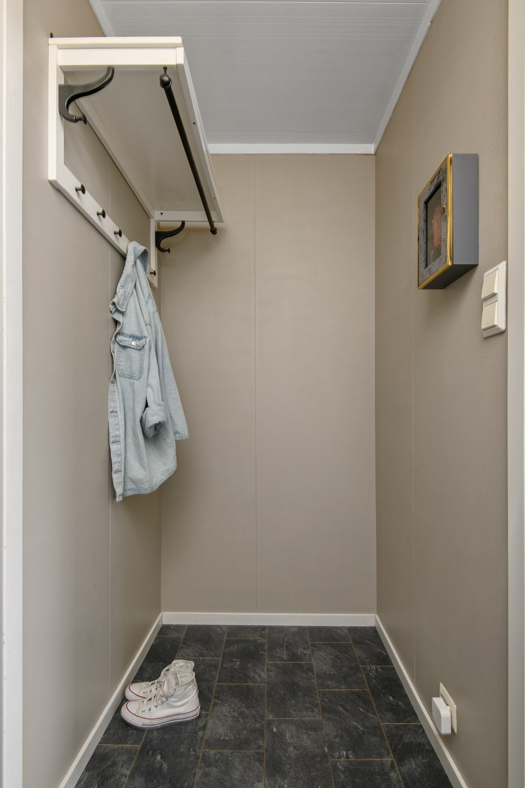 Innhugg i gang med god plass til klær og yttertøy. Galleribilde