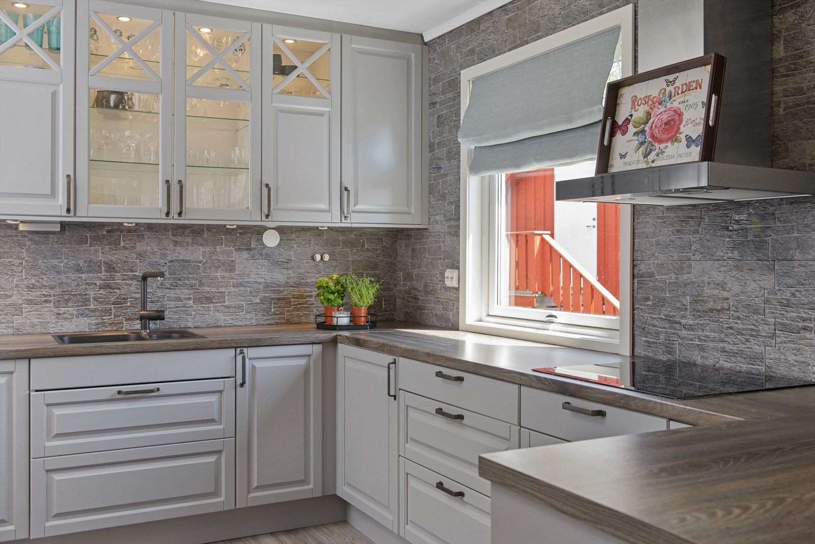 God lagringsplass i skuffer og hyller. Galleribilde