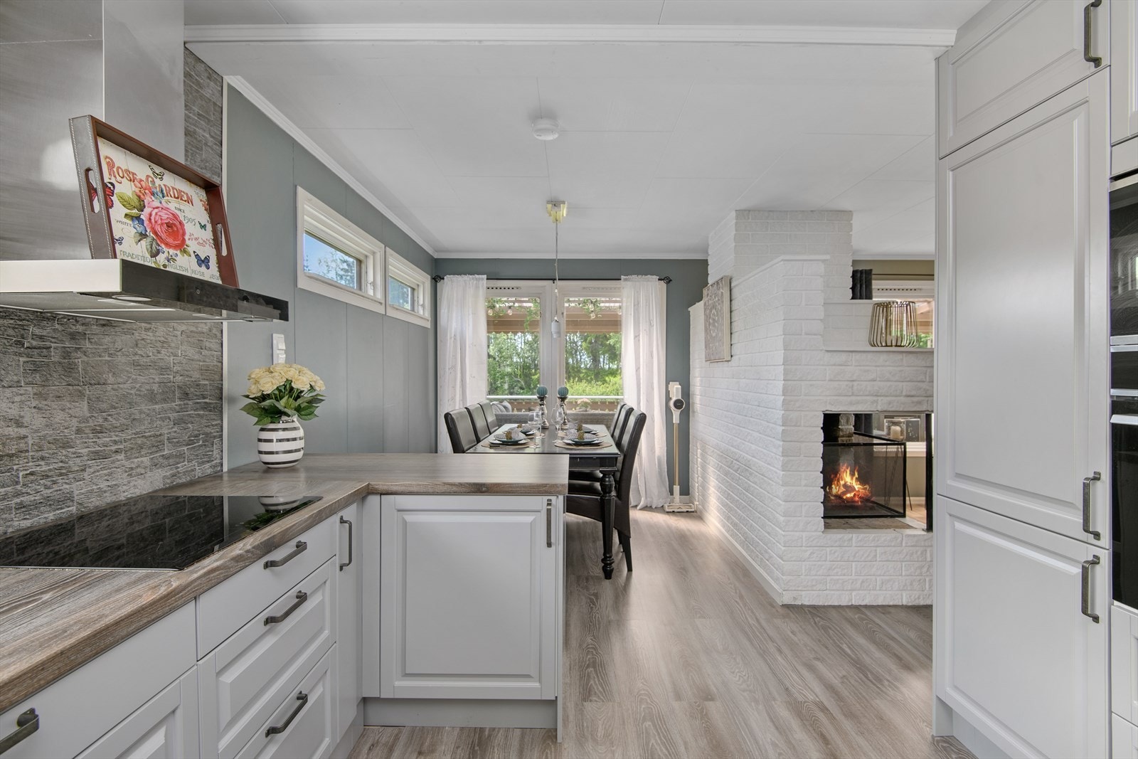 Benkeplate av laminat og ventilator over komfyrplass. Galleribilde