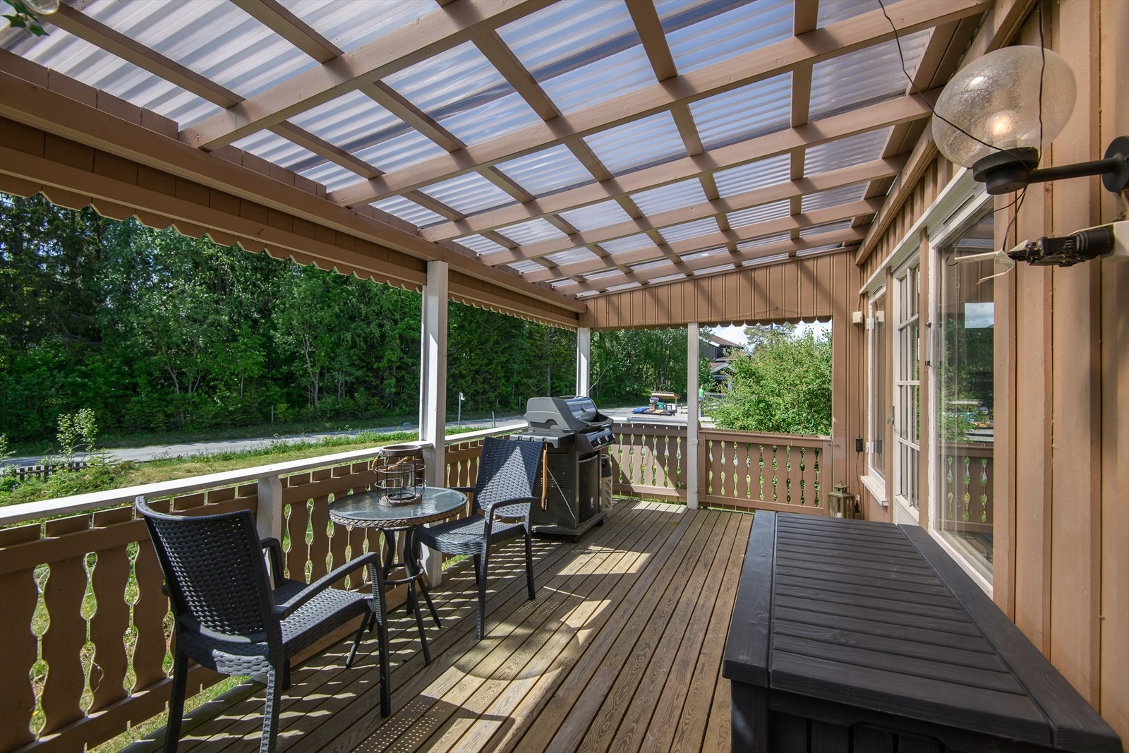 Vestvendt terrasse med plass til utemøbler og grill. Galleribilde