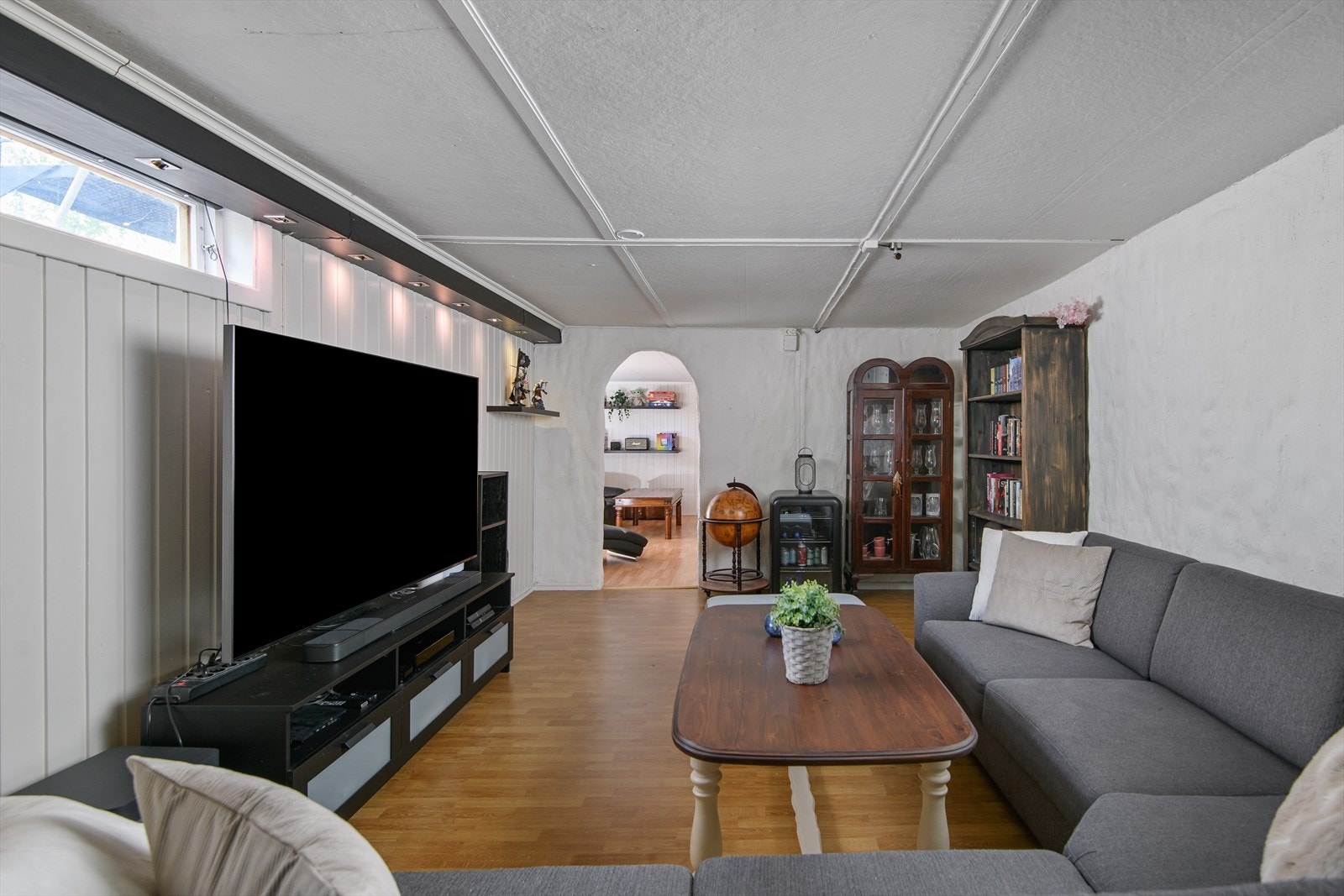 God plass til sittegruppe og stor TV. Galleribilde