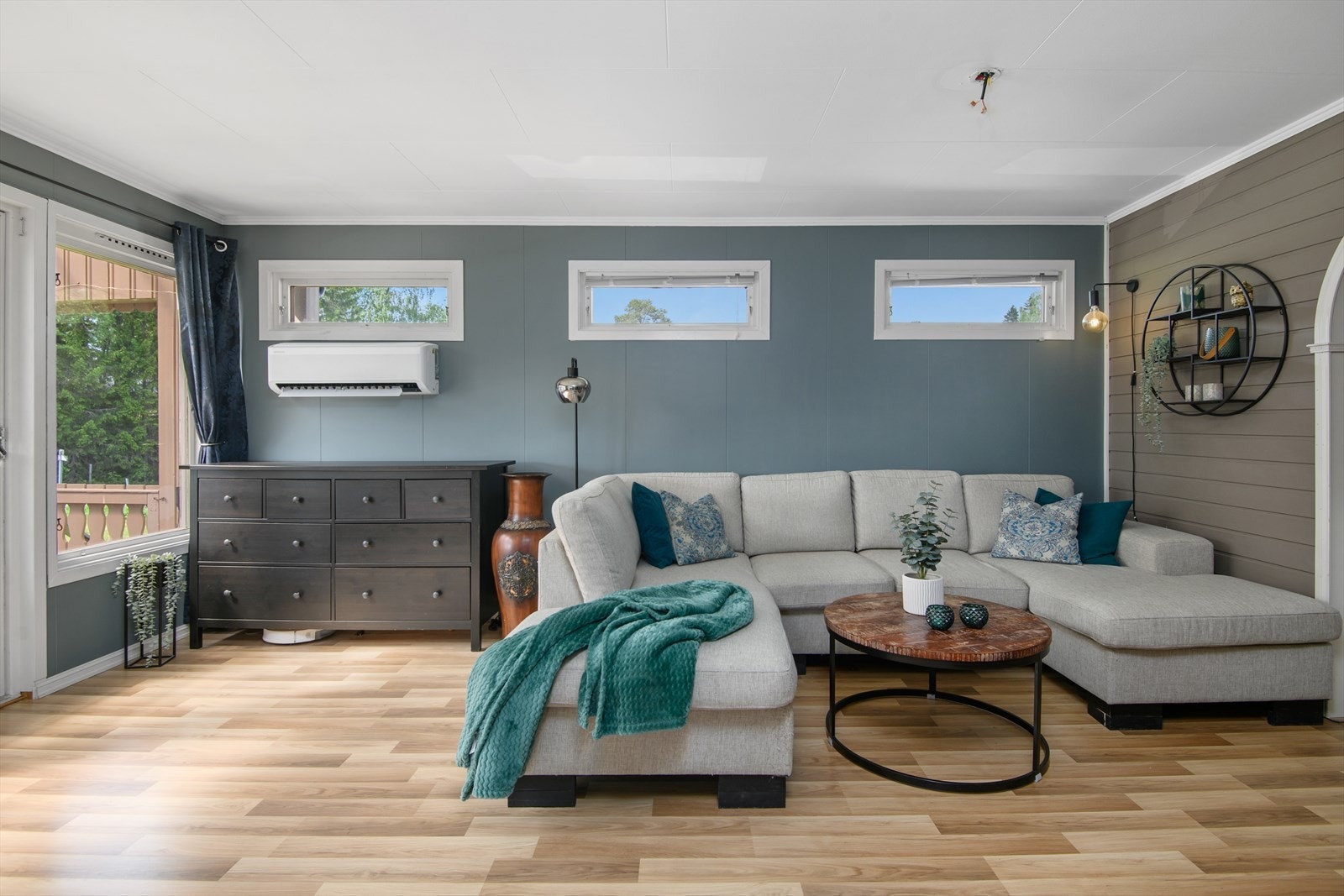 God plass til stor sofagruppe. Galleribilde