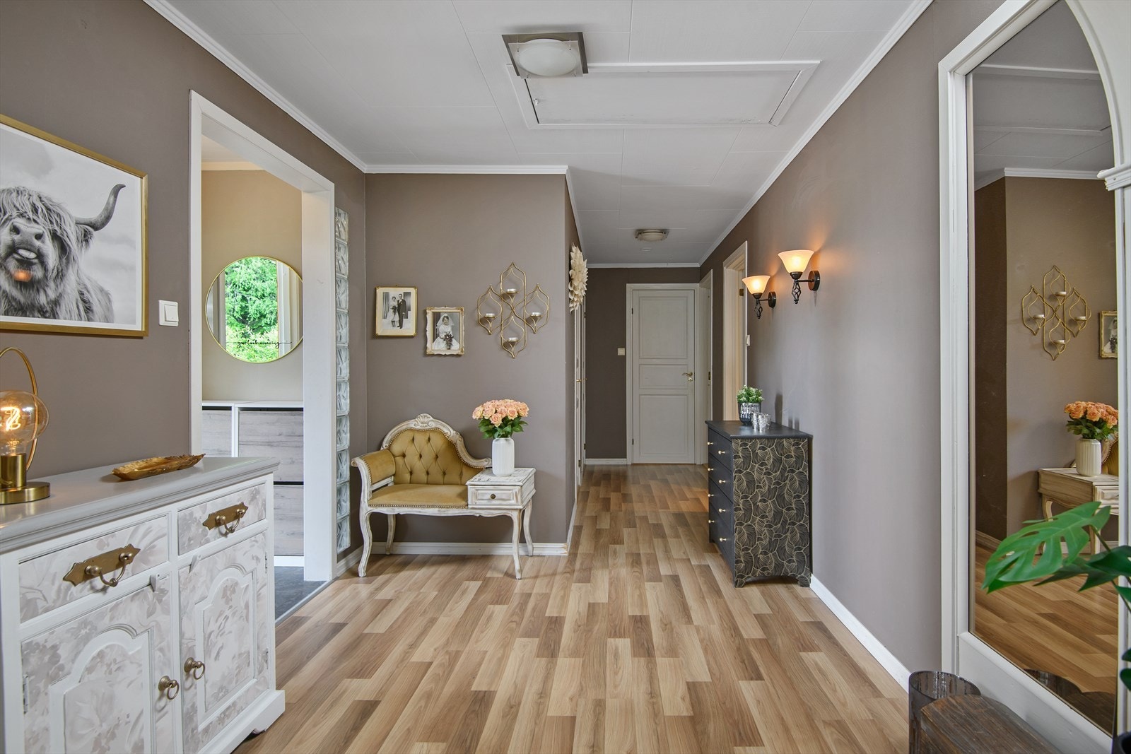 Åpen og romslig gang. Galleribilde