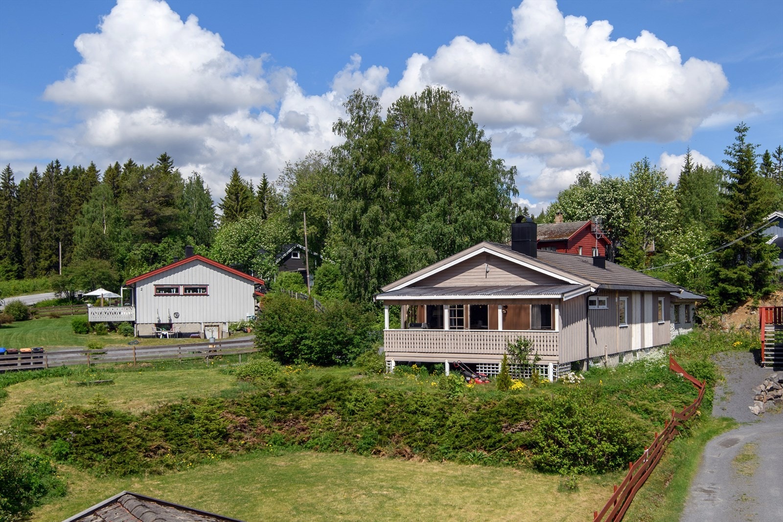 Boligen ligger i et stille og veletablert nabolag. Galleribilde
