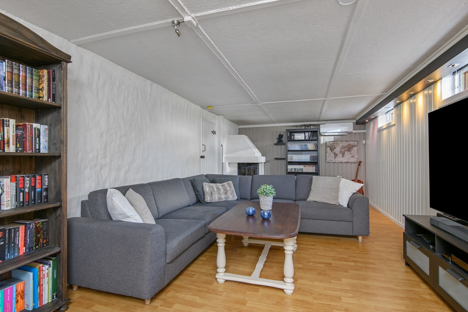 TV-stue har installert varmepumpe, samt peis med innsats i hjørnet. Galleribilde